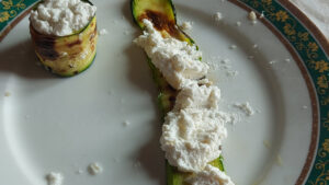 fettine di zucchine grigliate farcite di ricotta