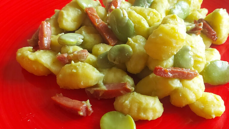 gnocchi con le fave e prosciutto