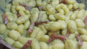 gnocchi di patate conditi con la crema di fave e prosciutto