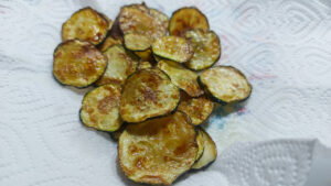 zucchine fritte su carta assorbente