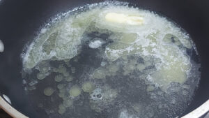 burro sciolto con acqua di cottura della pasta