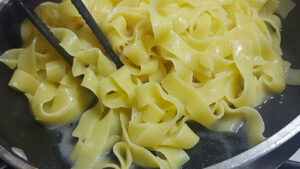 fettuccine alfredo condite