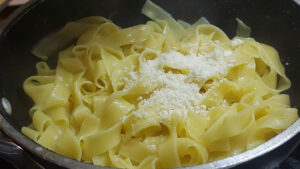 fettuccine alfredo con parmigiano
