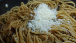 spaghetti alla nerano con provolone grattugiato