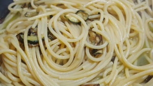 padella con spaghetti e zucchine