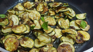 padella con zucchine fritte