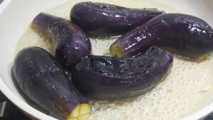 ingredienti melanzane intere all'aceto