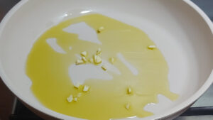 padella con olio e aglio