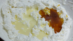 panna montata con latte condensato e miele
