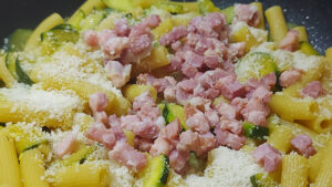 pasta cremosa alle zucchine con pancetta