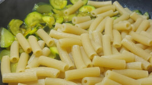 pasta zucchine e curcuma