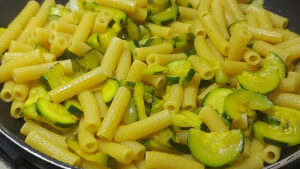 ingredienti pasta cremosa alle zucchine
