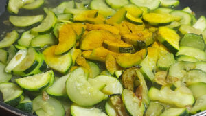 zucchine in padella con curcuma