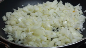 cipolle tagliate in padella