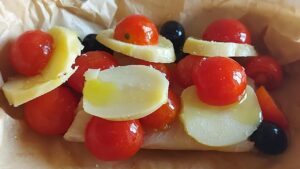 merluzzo crudo con patate e pomodorini