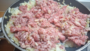 carne tritata cruda conn cipolle