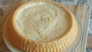 base crostata morbida alla frutta farcita con crema pasticcera