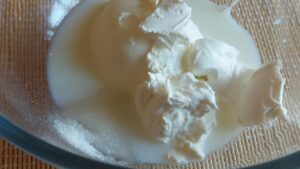 ciotola con mascarpone zucchero e latte