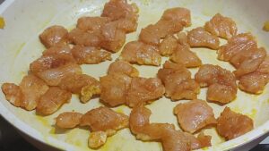 petto di pollo crudo in padella